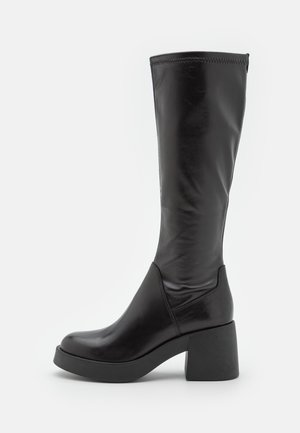 Bottes montantes noires en cuir de haute qualité avec un design élégant, bout carré et talon épais à bloc. Texture lisse avec détails cousus.