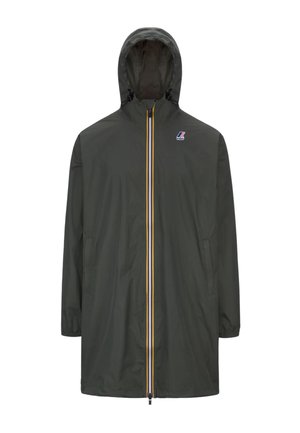 Lange, met een capuchon regenjas in donkergroen, met een gele en witte gestreepte rits. Gemaakt van lichtgewicht, waterafstotende stof. Twee zijzakken.