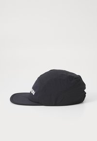 Svart caps laget av lett stoff, med en buet skygge og perforerte paneler. Forsiden viser hvit tekst som øker synligheten.