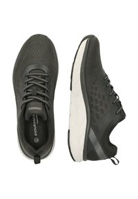 Ein Paar schwarz-graue Sportschuhe mit weißen Sohlen, aus der Draufsicht und der Seitenansicht, mit Mesh-Gewebe und Schnürdesign.