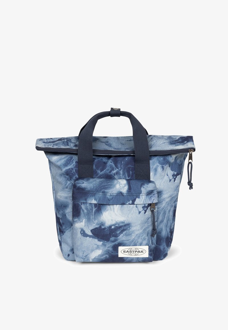 Tote-Bag aus blau-weiß marmoriertem Stoff mit vorderer Reißverschlusstasche, zwei dunklen Griffen und einem oberen Reißverschluss.