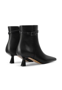 Stivaletti neri in pelle con punta affusolata e tacco a blocco piccolo. Presentano un dettaglio con cinturino a fibbia attorno alla caviglia. Texture liscia.
