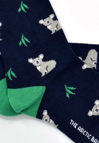 Tengerészkék zoknik szürke koala mintákkal, zöld részletekkel és levélmintákkal. Puha anyagból készült, texturált felülettel.