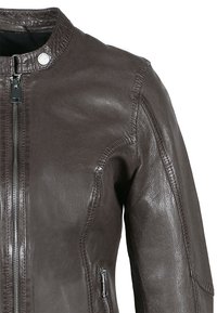 Brun lädermotorcykeljacka med en texturerad yta, dragkedjefront, ståkrage och sidodragkedjefickor.