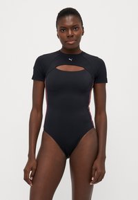 Μαύρο μαγιό με κοντά μανίκια και στρογγυλή ανοιχτή λαιμόκοψη, με πολύχρωμες λωρίδες στα πλάγια και λογότυπο Puma στο στήθος.