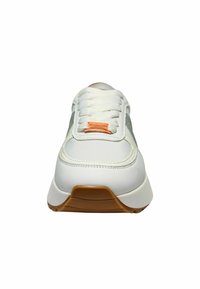 Heren sneakers in het wit van glad leer met grijze accenten. Voorzien van een gestructureerde rubberen zool, vetersluiting en een oranje merklabel.