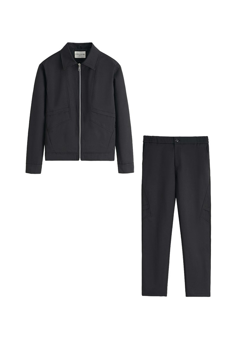 Veste noire zippée avec col et pantalon noir assorti avec taille élastique et fermeture à bouton sur fond blanc.