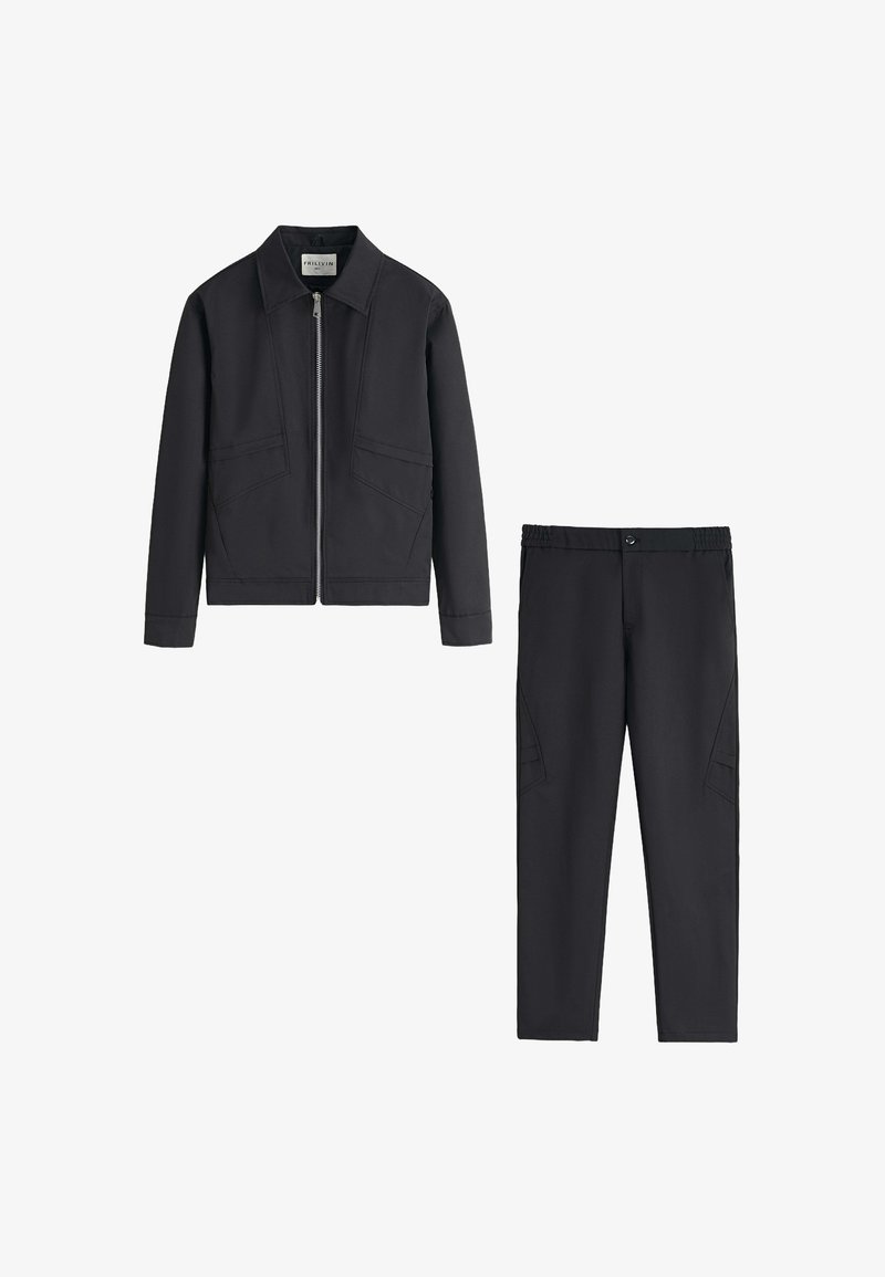 Veste noire zippée avec col et pantalon noir assorti avec taille élastique et fermeture à bouton sur fond blanc.