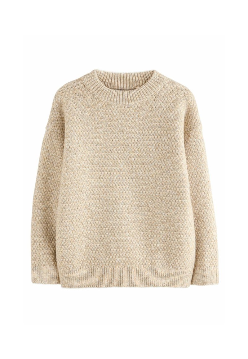 Beżowy sweter dziany o teksturowanym wzorze, okrągłym dekolcie, obniżonych ramionach oraz ściągaczach przy mankietach i dolnej krawędzi. Miękka tkanina o przytulnym wyglądzie.