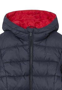 Tumši zils pūkains jaciņš ar kapuci, kuram ir kontrastējoša sarkana odere, kvadrātveida tekstūra un priekšējais rāvējslēdzējs.