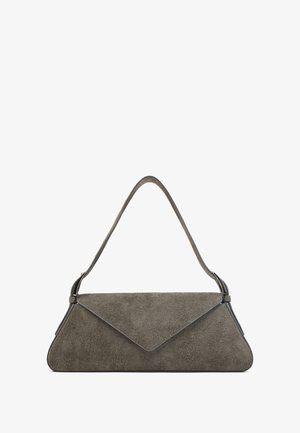 Graue Wildleder-Handtasche mit einem dreieckigen Design, ausgestattet mit einem gefalteten Klappverschluss und einem einzelnen, gebogenen Schultergurt. Strukturiertes Finish.