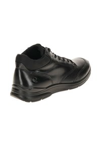 Scarpa sportiva in pelle nera con colletto imbottito e testurizzato, chiusura con lacci e suola in gomma con un design sottile sul lato.