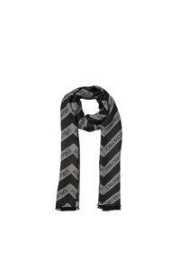 Sorte og grå chevronmønstret tørklæde, der har ordet "EMBROID" i skiftende farver. Fremstillet af blødt materiale med frynser i enderne.