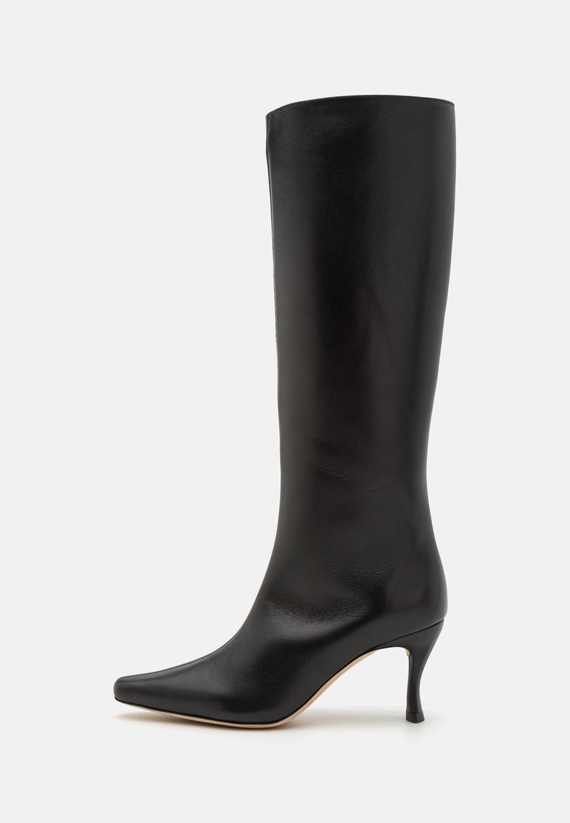 Knee augstuma melna ādas zābaks ar smailu pirkstu un sašaurinātu papēdi, ar gludu tekstūru un elegantu siluetu.