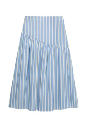 Falda midi de rayas verticales azules y blancas con una costura asimétrica fruncida que crea una silueta acampanada.