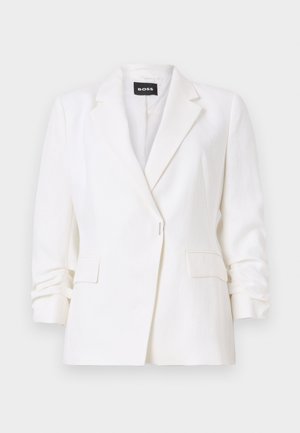 Bijeli krojeni blejzer s rezanim reverima, jednim gornjim gumbom, dva džepa s preklopom, naboranim dugim rukavima i crnom BOSS etiketom unutar ovratnika.