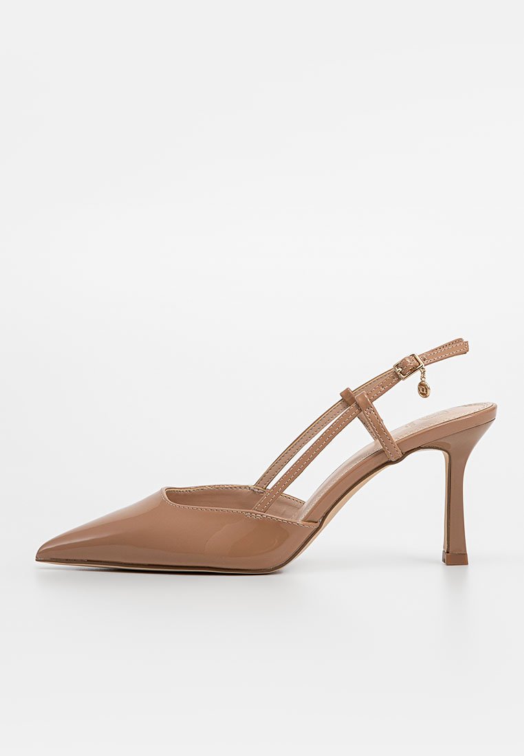 Nude, lakierowane, sandałki na obcasie z ostrym noskiem, cienkimi paskami i kształtnym obcasem o wysokości 7,5 cm. Posiadają mały złoty akcent na pasku.