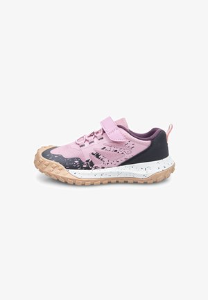 Zapatilla infantil rosa y negra con tira de velcro, suela beige texturizada y entresuela blanca moteada sobre fondo blanco.