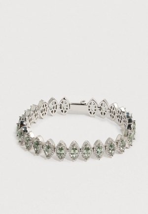 Pulsera de plata con gemas verde claro de forma marquesa, cada una rodeada por pequeños cristales transparentes, dispuestas en un patrón enlazado.