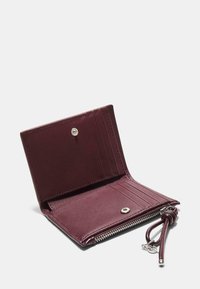 Bordowy skórzany portfel z suwakiem, pięcioma przegródkami na karty i zatrzaskiem. Wewnątrz teksturowana wyściółka oraz dołączona pętelka na klucze.