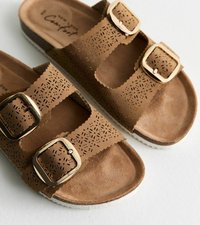Sandali in finta pelle perforata marroni con due fibbie regolabili, solette beige e suola testurizzata per una buona aderenza.