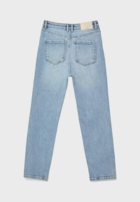 Ljusblå denimjeans med rak bendesign, med två bakfickor och en brun etikett på midjan. Tillverkade av bomull med lätt blekning.