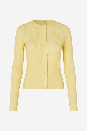Gul ribbestrikket cardigan med lange ermer, rund hals og knapper ned foran med små hvite knapper. Myk strikket tekstur.