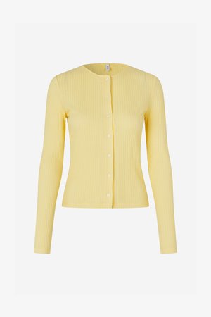Gul ribbestrikket cardigan med lange ermer, rund hals og knapper ned foran med små hvite knapper. Myk strikket tekstur.