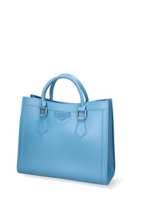 Borsa tote in pelle blu con manici arrotondati, forma rettangolare, cuciture laterali e una patch con logo sul fronte. Texture liscia con dettagli metallici.