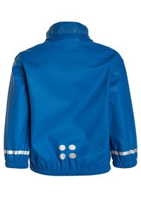 Giacca impermeabile blu con colletto alto, polsini elasticizzati, strisce riflettenti e una texture liscia con orlo curvo e dettagli del logo.