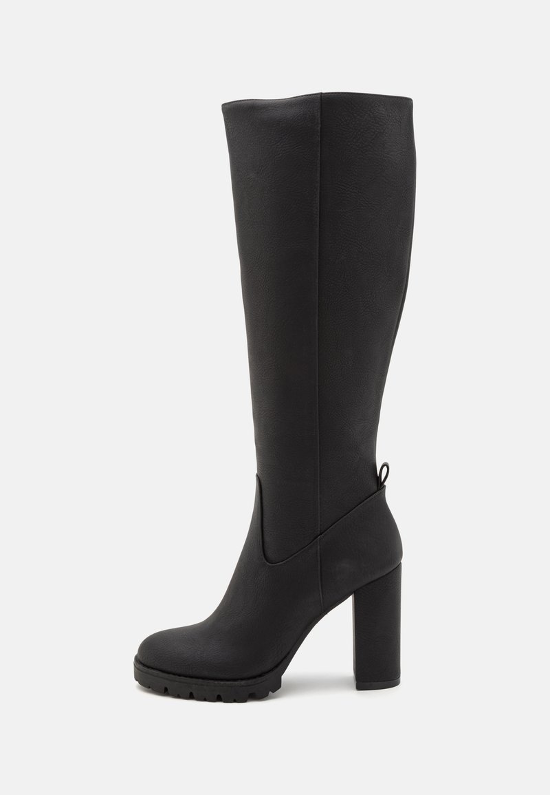 Botte haute en cuir noir avec un bout arrondi, un talon bloc, une semelle crantée et une languette à l'arrière.