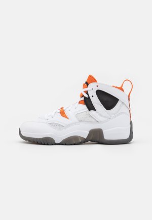 Chaussure de sport montante blanche avec des accents orange et noirs, semelle épaisse et empiècements en mesh.