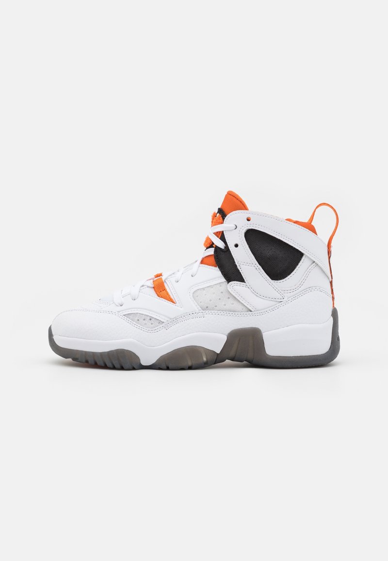 Chaussure de sport montante blanche avec des accents orange et noirs, semelle épaisse et empiècements en mesh.