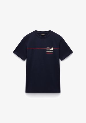 Navyblaue Baumwoll-T-Shirt mit kurzen Ärmeln, das ein grafisches Design mit einem Globus und einem Berg zeigt, mit roten und goldenen Akzenten.