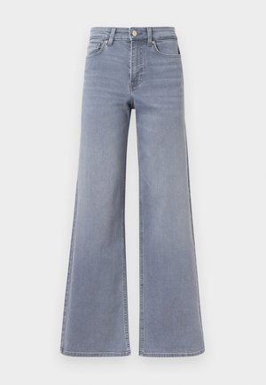 Jean en denim bleu clair, taille haute, jambes larges, avec fermeture à boutons et fermeture éclair à l'avant, poches avant et arrière, présenté sur fond blanc.