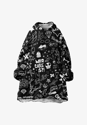 Mustade ülekaaluliste kapuutsiga särk, millel on valged grafiti-stiilis joonistused ja fraasid nagu "KELLELE KOHUTAV?!", kolju, tähed, nool, burger ning "VALI LOOTUS KARTUSE ASEMELE."