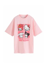 T-shirt overdimensionato rosa con una grafica che presenta quattro personaggi dei cartoni animati e il testo "HELLO KITTY E AMICI" in grassetto in fondo.