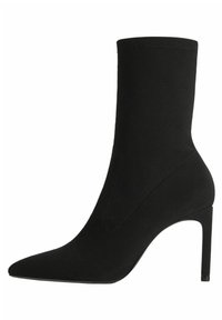 Czarne botki na kostkę wykonane z gładkiego materiału, z wąskim noskiem i wysokim obcasem typu stiletto. Posiadają elegancki design i bezszwową cholewkę.