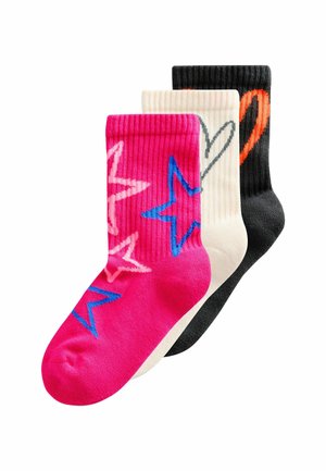Drei Paar Crew-Socken: pink mit bunten Sternmustern, creme mit grauem Herzdesign und schwarz mit orangefarbenem Herz. Gesamte Rippenstruktur.