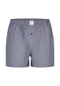 Herenboxershorts in marineblauw met dunne witte verticale strepen, een elastische tailleband en een enkele zwarte knoop aan de voorkant.