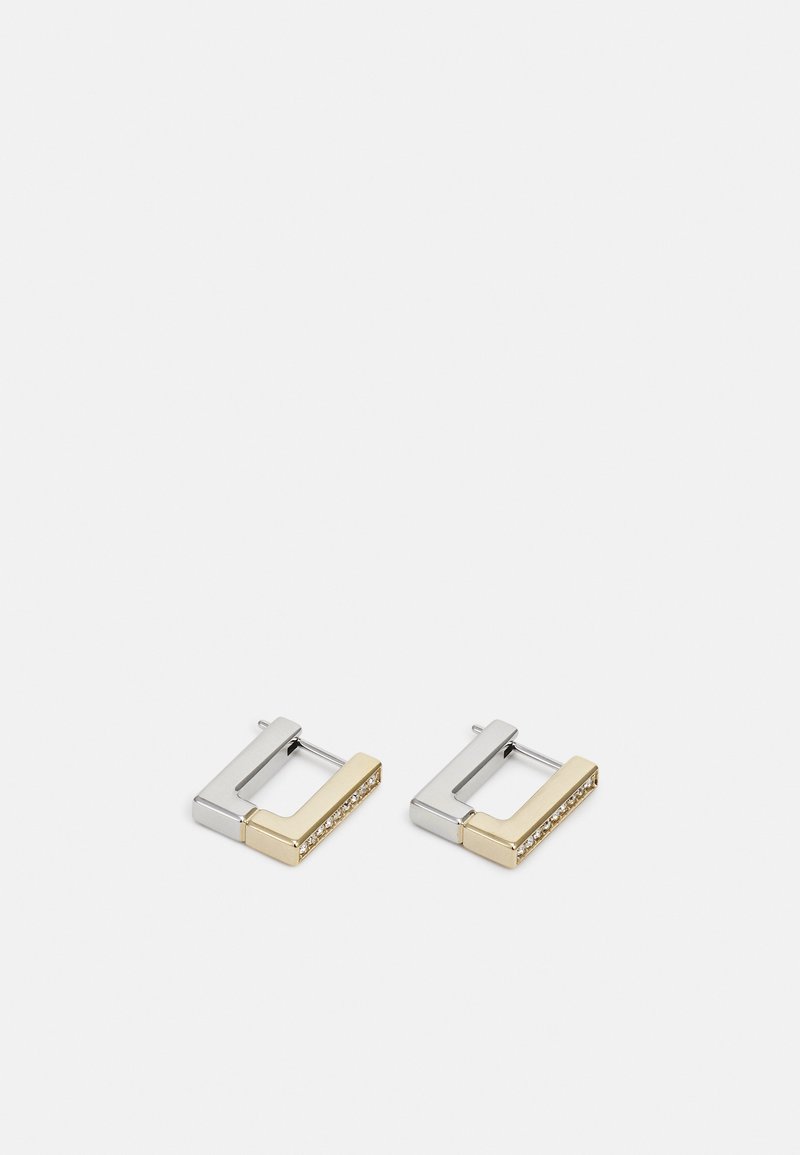 Pendientes geométricos de oro y plata con un diseño rectangular, que presentan una fila de pequeños cristales transparentes. El acabado metálico es brillante.