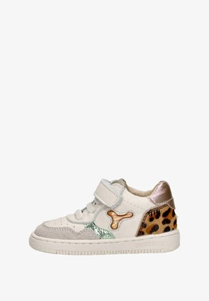 Sneaker met witte leer, metalen gouden accenten, groene glanzende sectie, grijze suede voorkant en een achterzijde met luipaardprint textuur. Klittenbandsluiting.