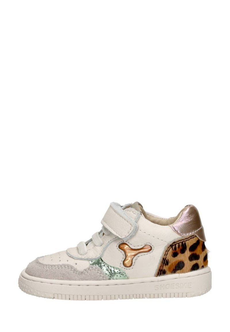 Sneaker met witte leer, metalen gouden accenten, groene glanzende sectie, grijze suede voorkant en een achterzijde met luipaardprint textuur. Klittenbandsluiting.