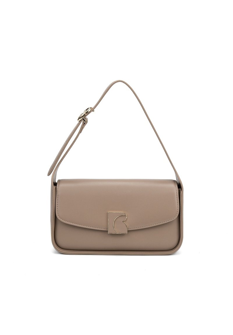 Borsa a tracolla in finta pelle beige con forma rettangolare, hardware dorato, chiusura a pattina e una singola tracolla regolabile.