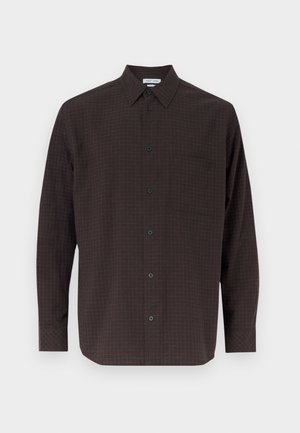 Bruine geblokte button-up shirt met lange mouwen, zwarte knopen, één borstzak en een gladde stoftextuur.