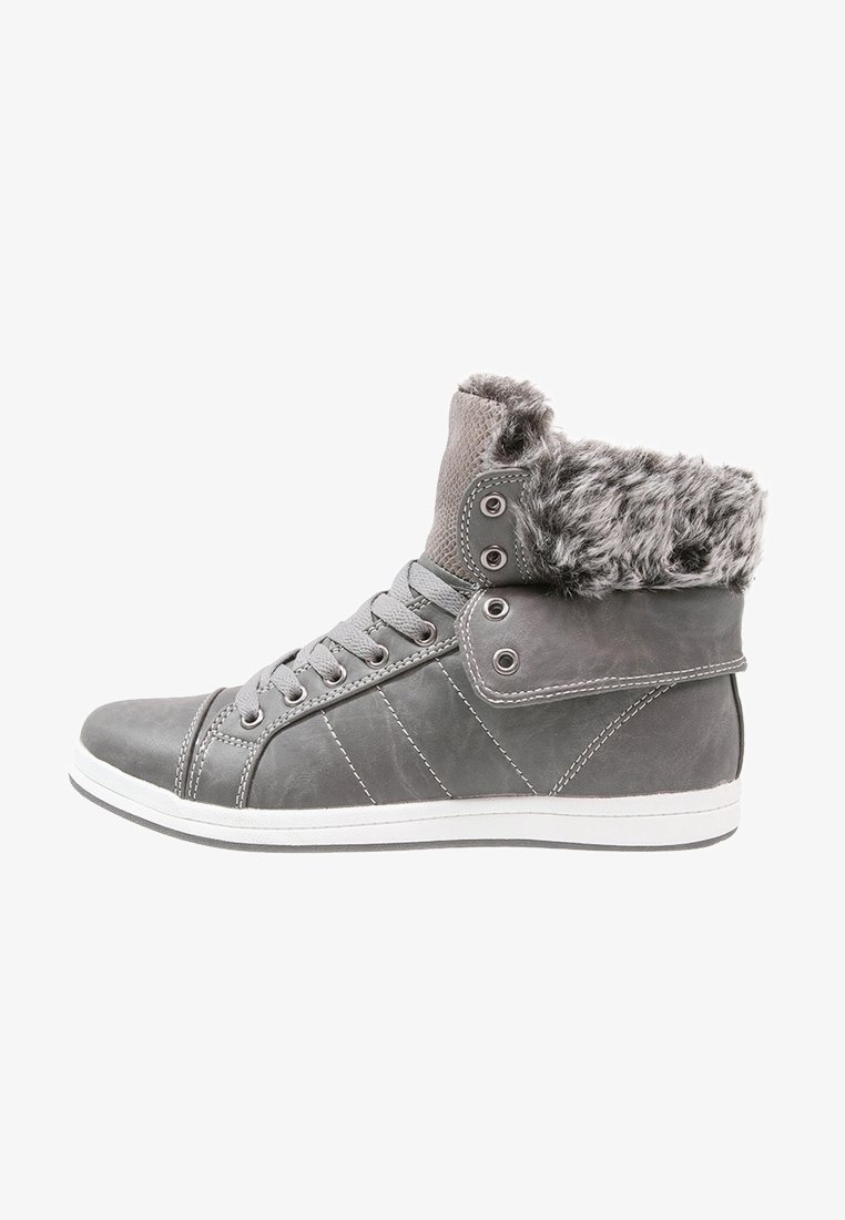 Baskets montantes grises avec lacets gris, semelle blanche et doublure en fausse fourrure au niveau du col, sur fond blanc.