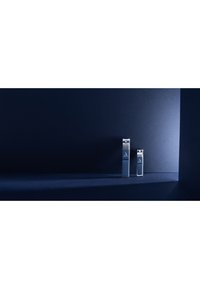 Twee USB-flashdrive in zilver metaal met een gegroefde textuur en blauwe accenten, gepositioneerd op een donkerblauwe achtergrond.