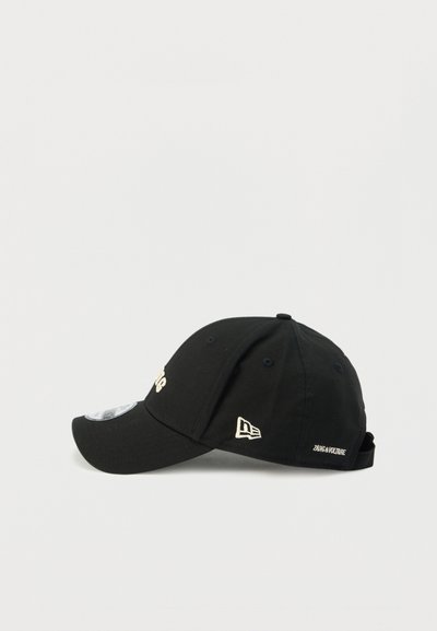 Zwarte verstelbare honkbalpet met gebogen klep, met geborduurde logo's aan de zijkant en voorkant, afgebeeld tegen een witte achtergrond.