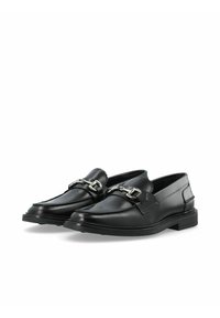 Mocasines de cuero negro con punta redonda, acento de cadena plateada en el empeine y un tacón bajo y cuadrado. Textura suave con un acabado pulido.
