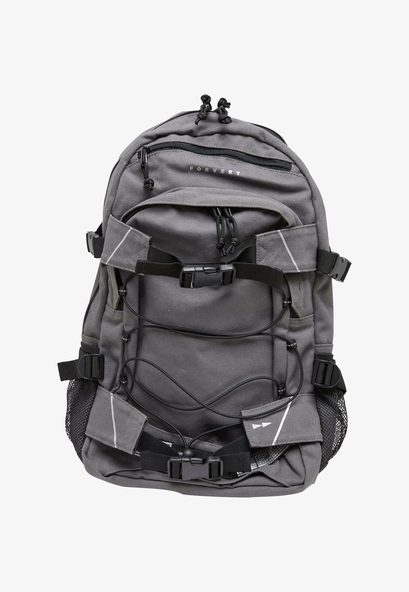 Grauer Stoff-Rucksack mit mehreren verstellbaren Riemen, Seitennetzeinsätzen und einem vorderen Reißverschlussfach. Mit einem Logo auf der Vorderseite.